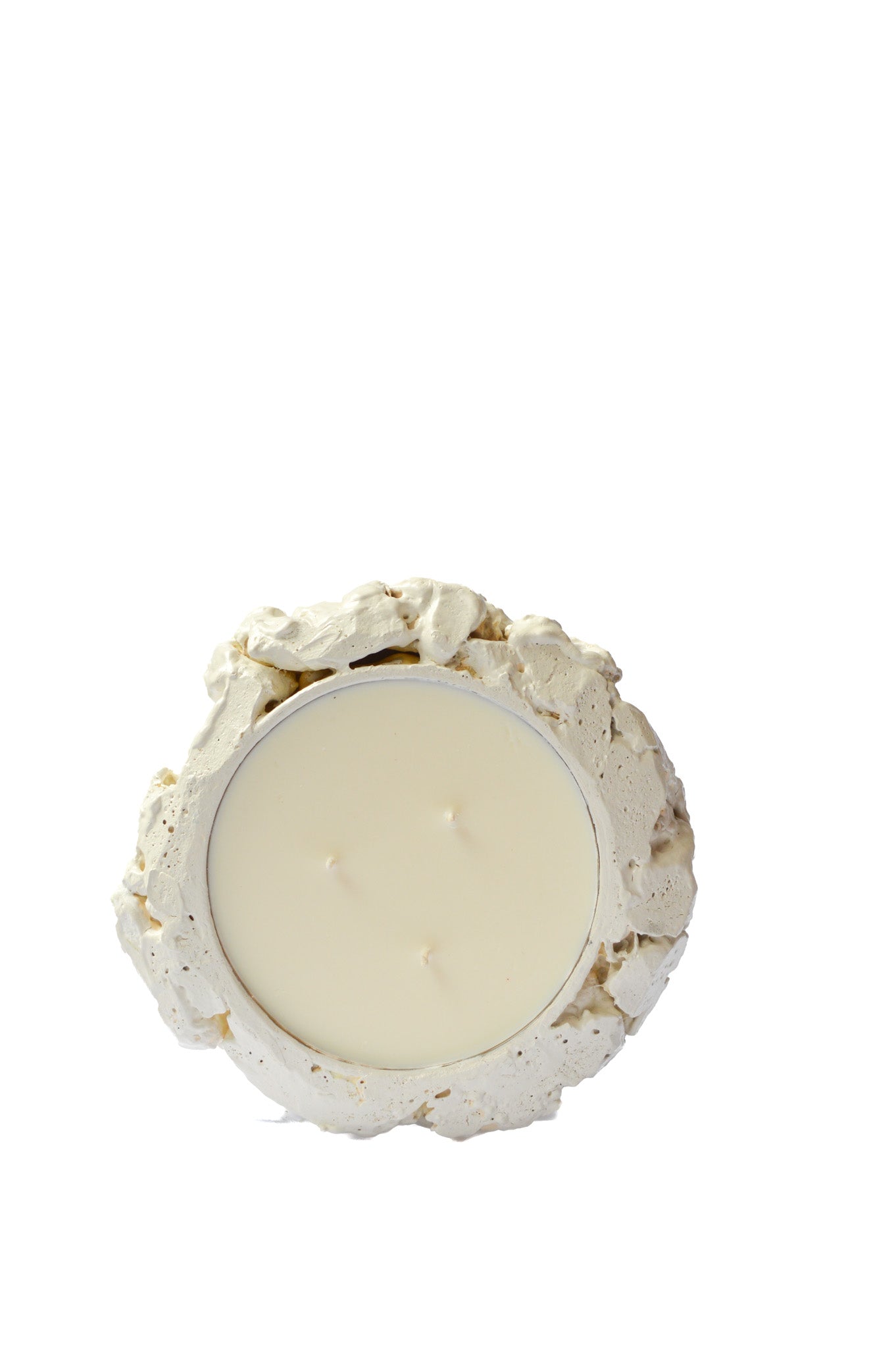 White decorative candle with textured floral edge in round container, 500ml size.